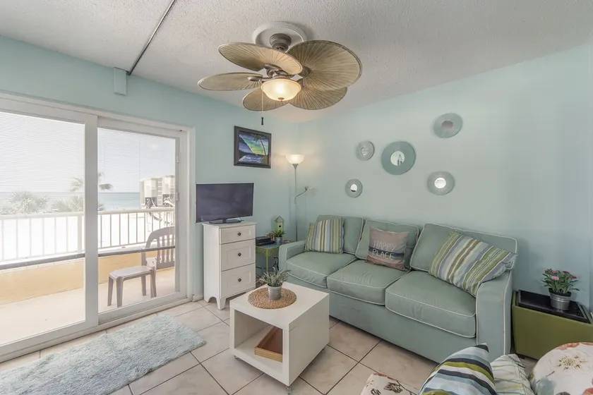 # 331 Surf Song Resort: 1 BR / 1 BA 3. sal i Madeira Beach, 2 sovepladser - Image 1