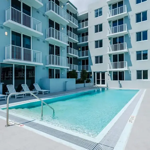 Landing Stunning 1BD Gym - Image 1