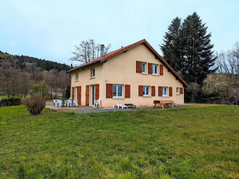 Gîte spacieux avec cheminée, proche nature, accessible PMR, idéal famille et motards - Image 1