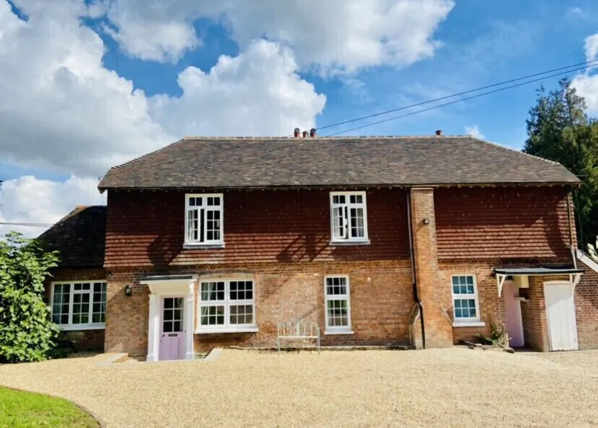 Large house with tennis court in Wadhurst. Sleeps up to 8 close to Bewl Water. - Image 1