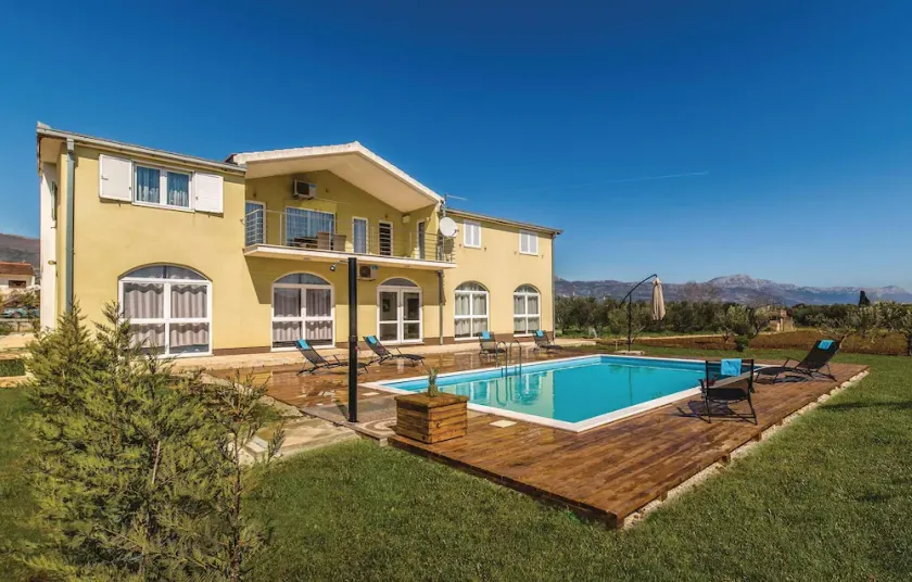 2 Bedroom Stunning Apartment In Divulje - Image 1