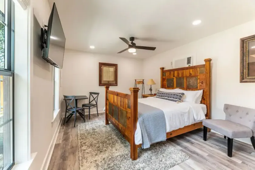 Charming guest studio in the heart of Liberty Hill - Image 1