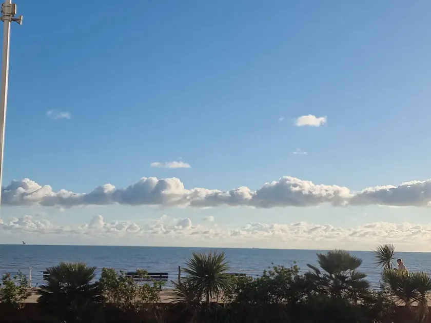 Sea La Vie apartment on the beach front - Image 1