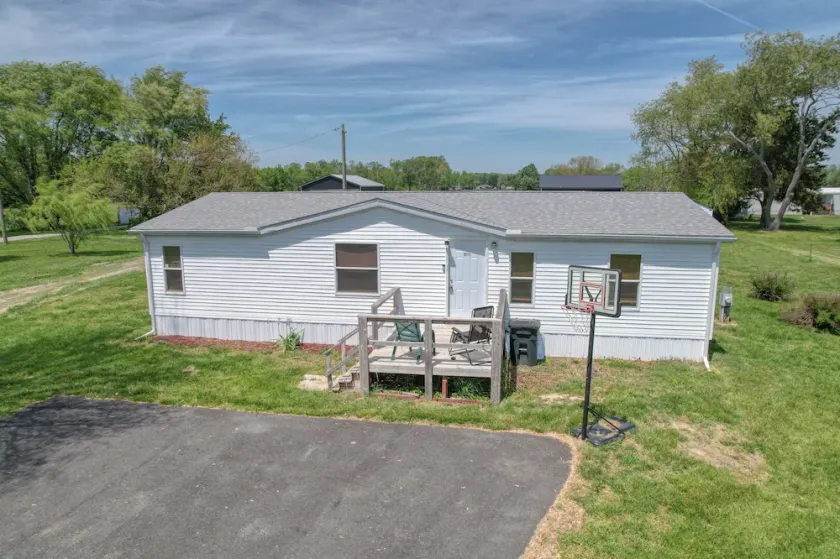 Peaceful living just outside of town - Image 1