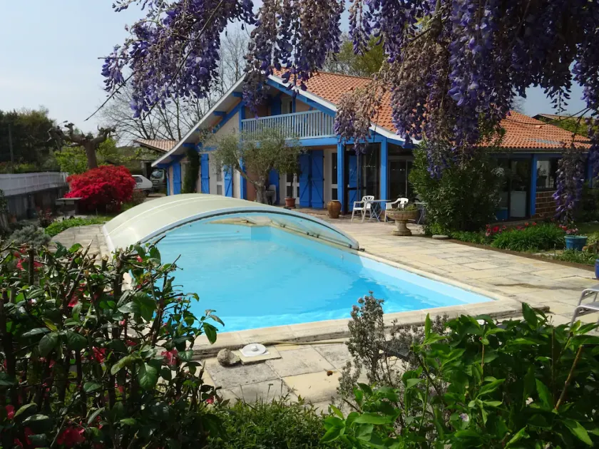 Traditionellt Landes hus, täckt pool, stängd mark. - Image 1