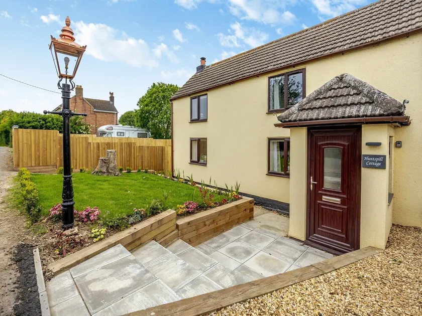 2 bedroom accommodation in Holbeach Bank, near Spalding - Image 1