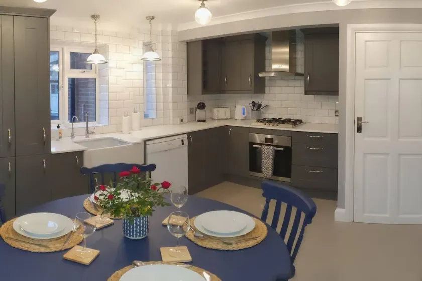 Spacious 2-Bedroom Family Flat in Iver Heath - Image 1
