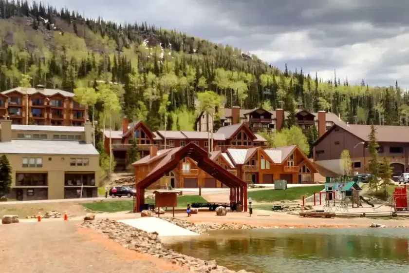 Cozy 2-Bed Mountain Condo with Stunning Views & Private Patio - Image 1