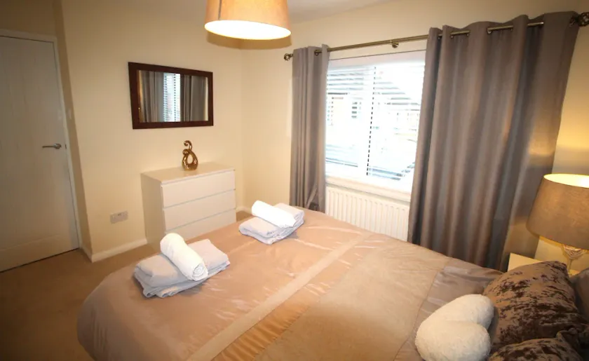 3 Bedroom House - Parking - Wifi - Fully Refurbished Throughout - New Kitchen & Bathroom - Image 1