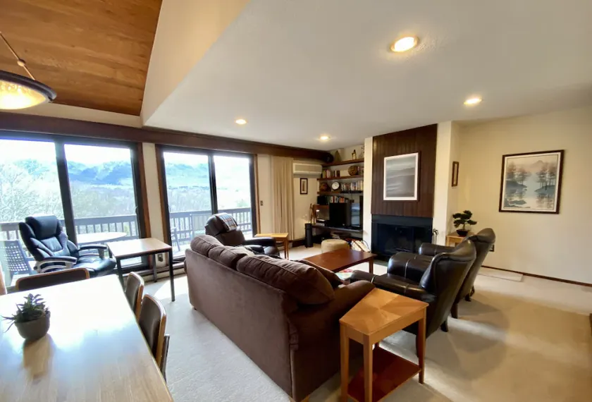 Spectacular Green Mountain views, walk to pool and charming Manchester village - Image 1