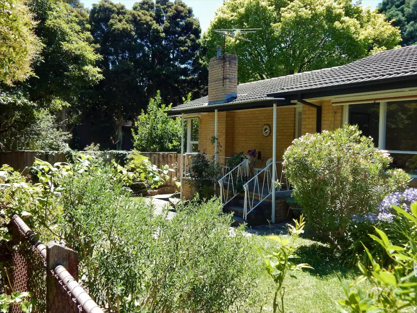 Laurel House, peaceful suburban retreat in the heart of leafy Blackburn. - Image 1
