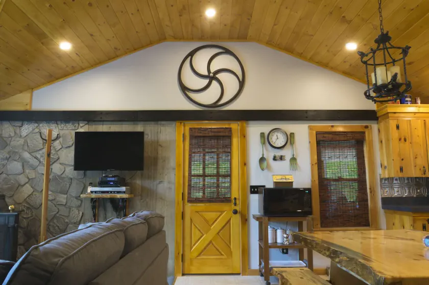 START VACATION on FRIDAY ~ Lakeside Cottage, private beach, hot tub, and more! - Image 1