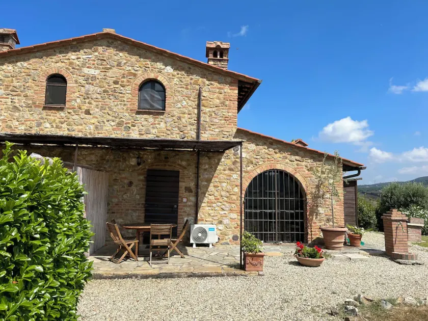 Beautiful 3 bedroom restored farmhouse near San Gimignano - Image 1