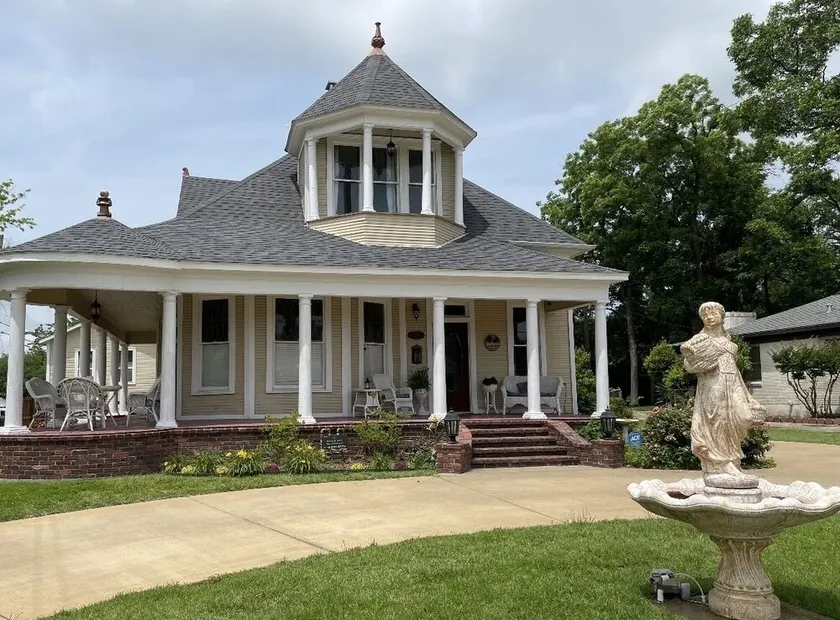 Davis Street Victorian  -  Steps away from Celebration Square ! - Image 1