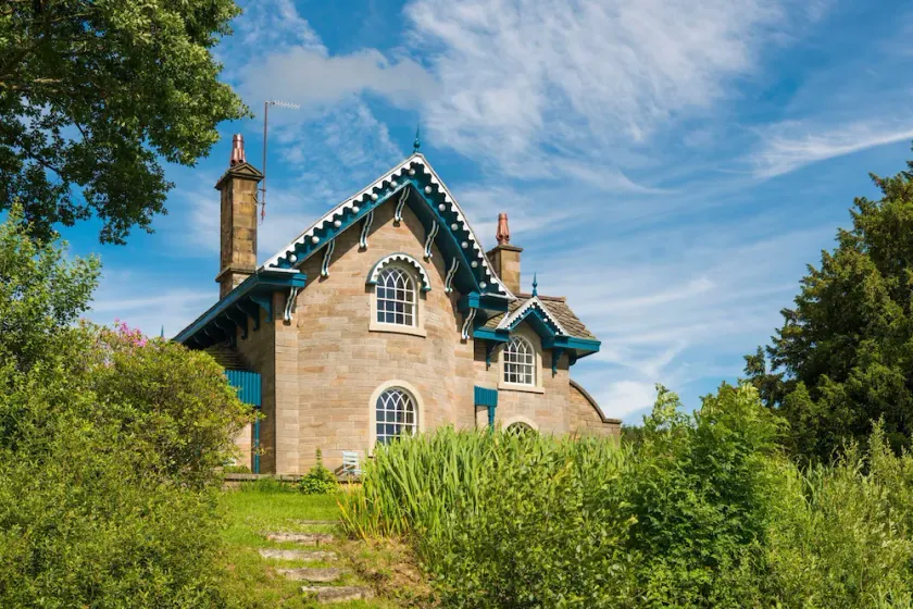 Swiss Cottage med beliggenhed ved søen på Chatsworth Estate - Image 1
