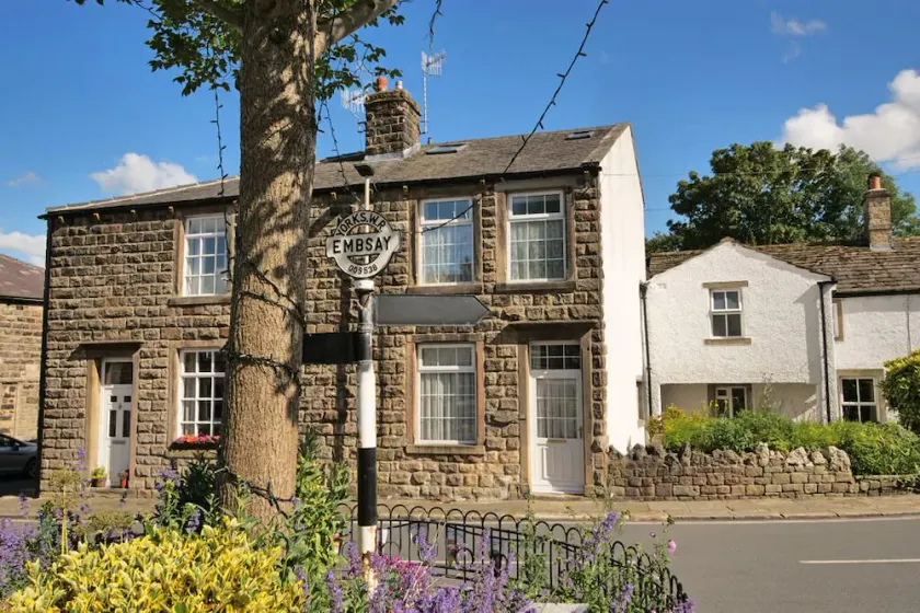 Lovejoy Cottage - luxe cottage by the Yorkshire Dales - Image 1
