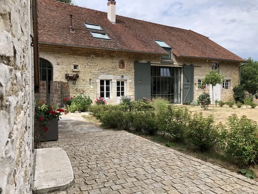 Large, bright designer country house - Image 1