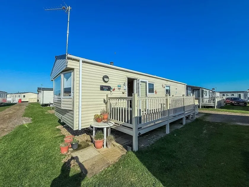 Lovely 6 Berth Caravan With Decking To The Side In Heacham Ref 21040E - Image 1