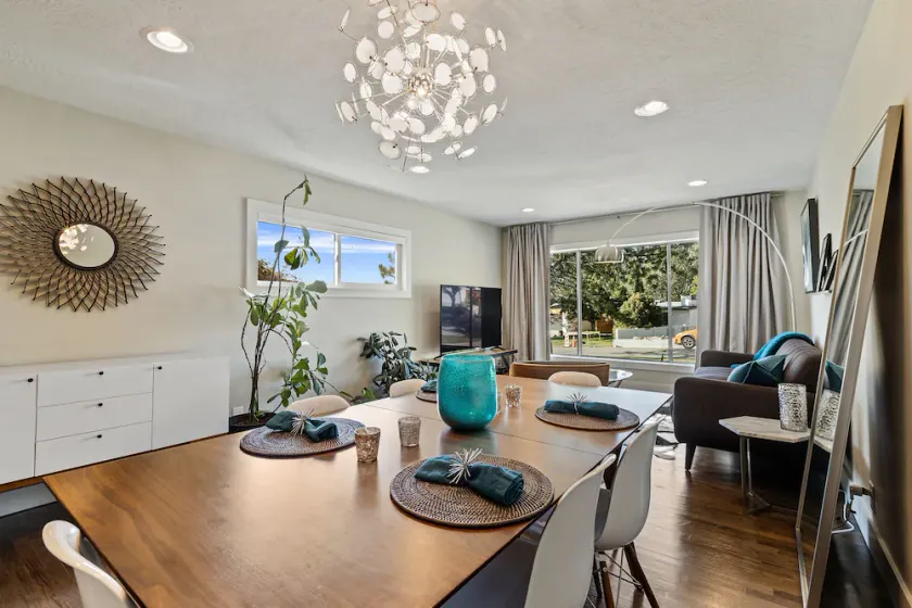 Mt Olympus Modern – Great Location - Entire House - Image 1