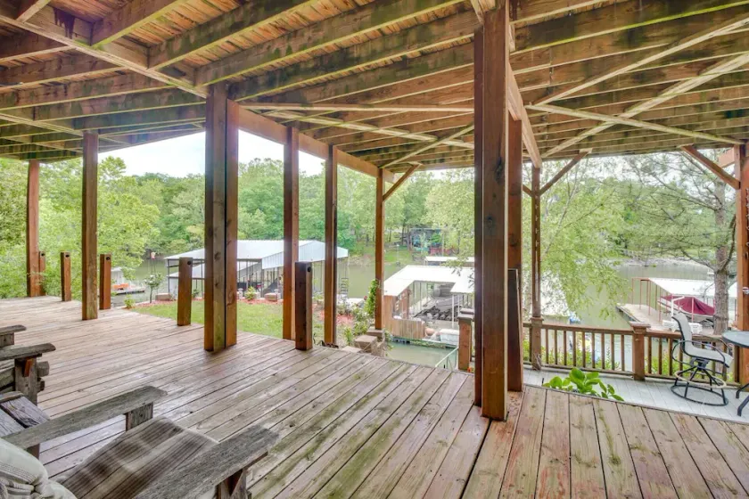 Waterfront, large covered boat slip provided, carport for 1 plus xtra parking - Image 1