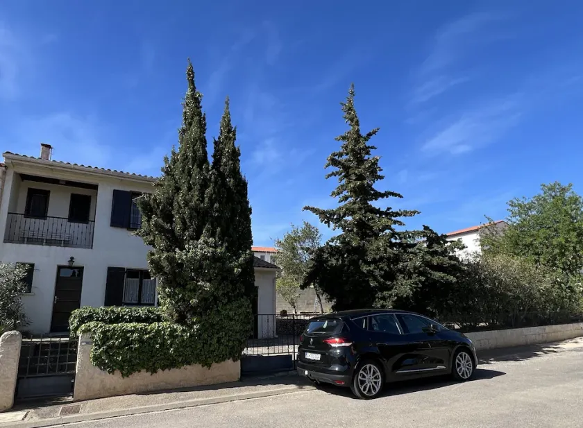 Charmerende sommerhus med typisk sydfransk flair og en smuk have - Image 1