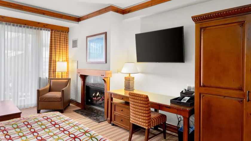 378 Lodge At Spruce Peak Ski In Ski In Ski Out King Studio By Stowe Mountain Rentals - Image 1