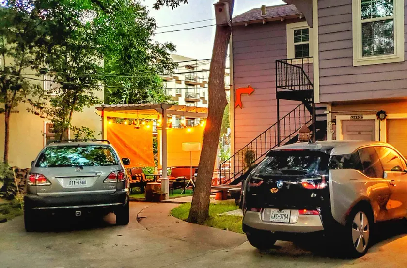 UT Moody Center Downtown Eco Pecan Tree House Free Wifi Parking Quiet Office - Image 1