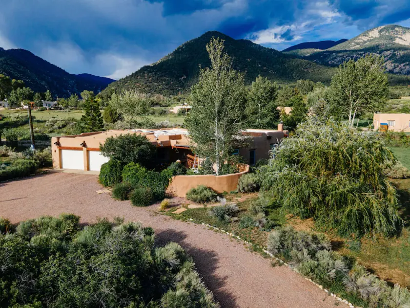 Luxurious & Cozy Modern Adobe Home. Taos at it's finest. Welcome to Dos Alamos! - Image 1