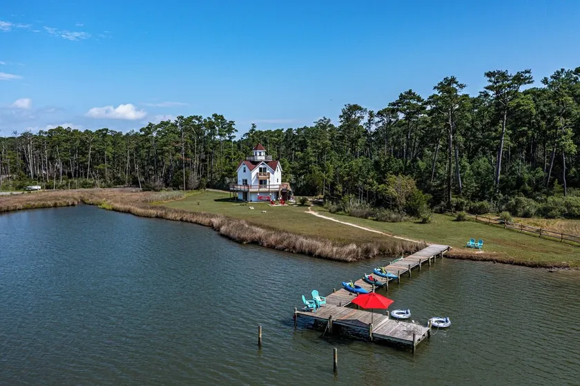 Beacon Bay Getaway: Private pier/large yard/King/Kayaks/SUP - Image 1