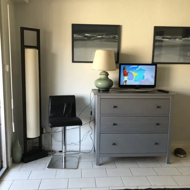 Charmant Studio Avec Terrasse Dans Résidence Arborée à 100m des Plages - Image 1