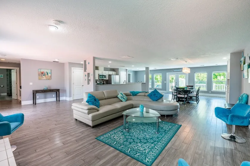 Beautiful tranquility, 1 block from the Indian River with heated pool - Image 1