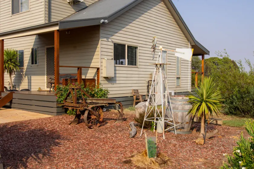 Bung Bong Hill Cottage - Spa, Views & Woodfire - Image 1