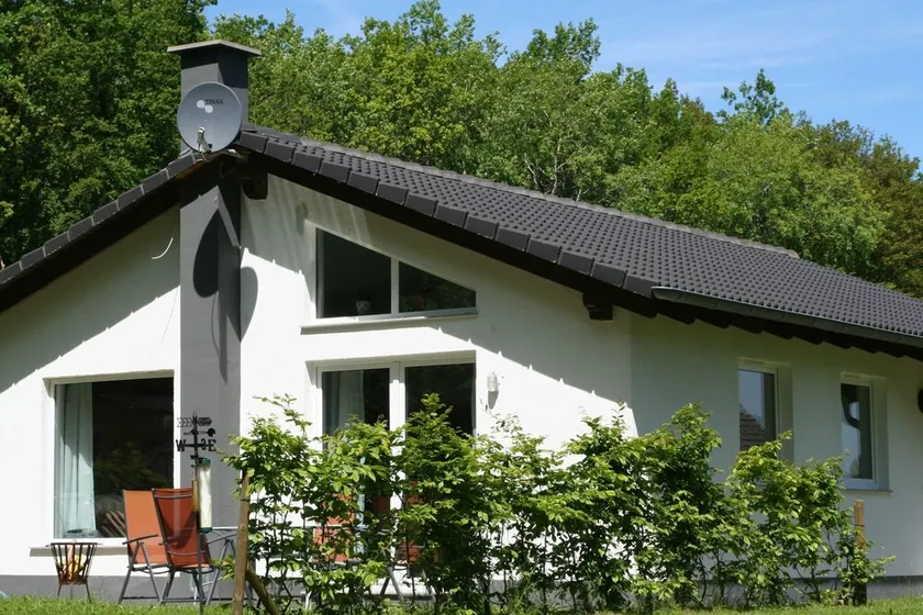 Detached bungalow with dishwasher, in a green area - Image 1