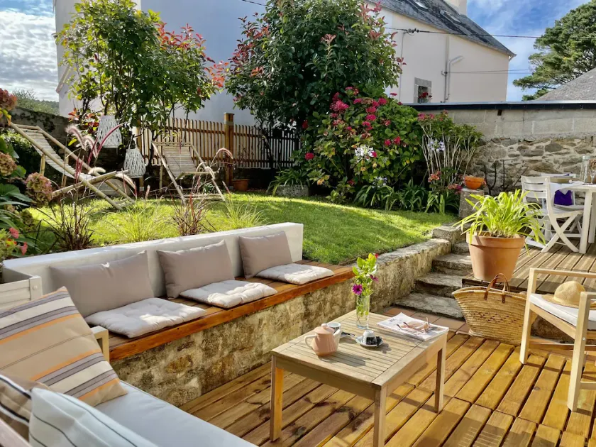 Quiet vacation home with enclosed garden 200m from Tréboul beaches. - Image 1