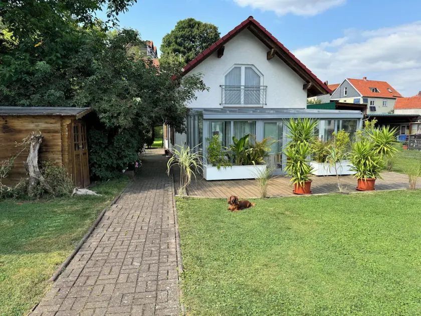 Casa de férias com localização central, com um grande jardim fechado em Bad Tabarz. - Image 1