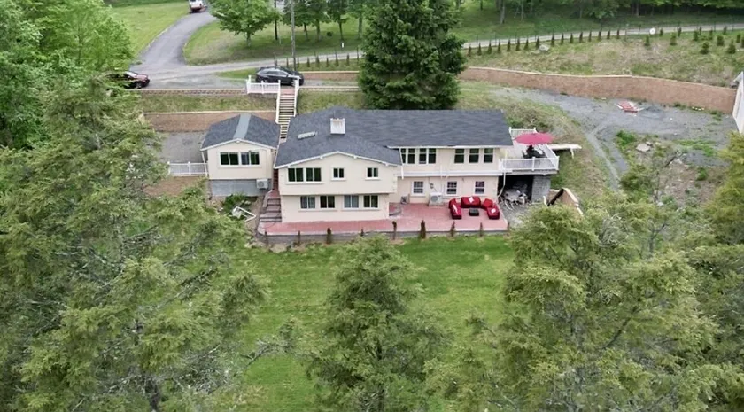 Cozy 4bd with the gym, sauna, hot tube seasonal pool - Image 1