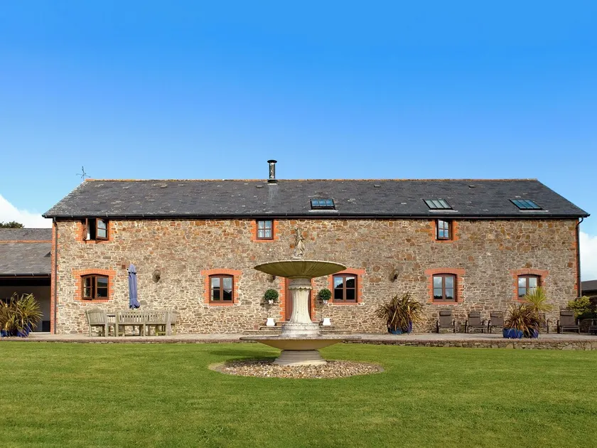 6 bedroom accommodation in Fairy Cross, Bideford - Image 1