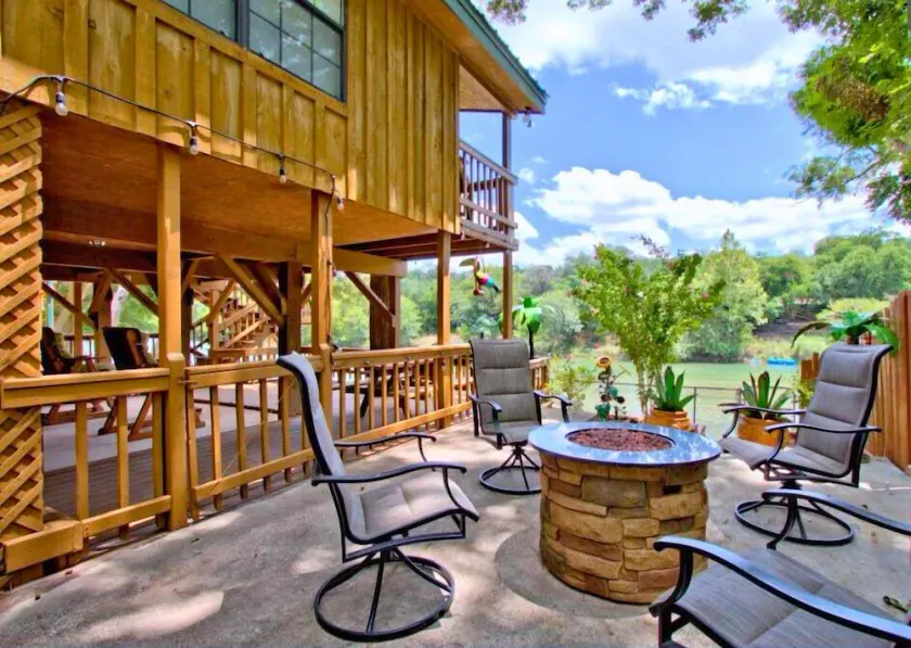 Cozy 2BR/2BA retreat blending vintage charm with modern comfort. Unwind on the private sunset porch, enjoy easy Guadalupe River access, and explore nearby Gruene and Schlitterbahn for the perfect relaxing getaway. - Image 1