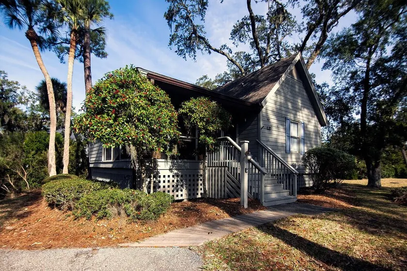 907 Shelter Cove-Beautiful Dog Friendly Cottage on Lagoon; Gated Community; Screened Porch - Image 1