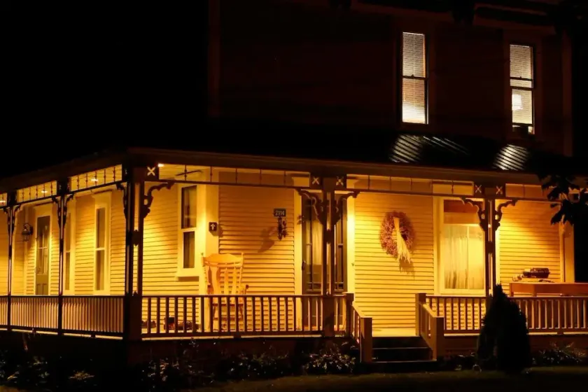 Renovated wooden house with AC, pool table, ping pong close lakes and mountains. - Image 1