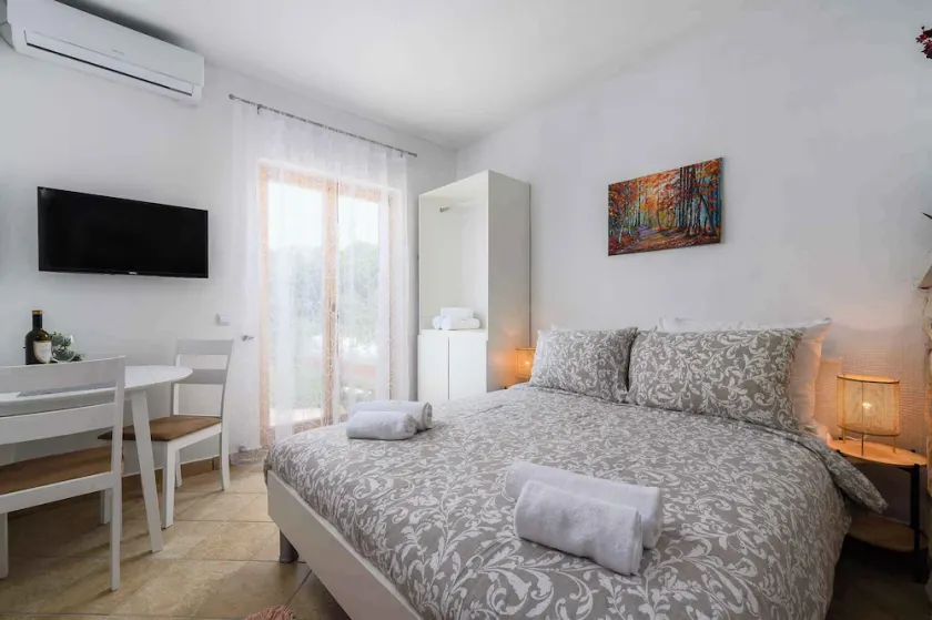 Monolocale con piscina all'aperto, sauna e vasca idromassaggio - Image 1