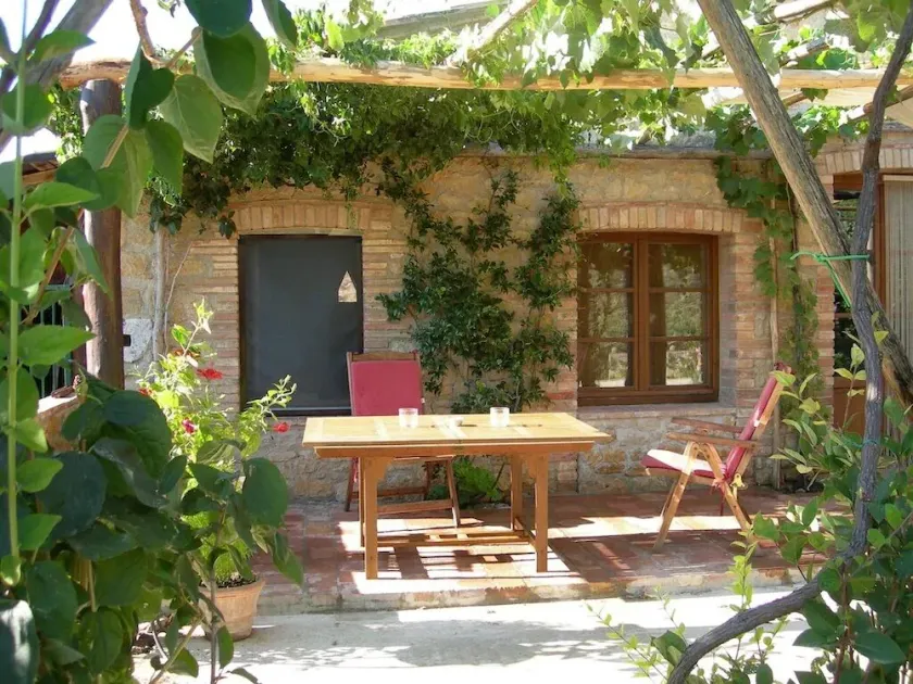 Ferme du 17ème siècle, mobiliers anciens, beaucoup de fleurs - Image 1