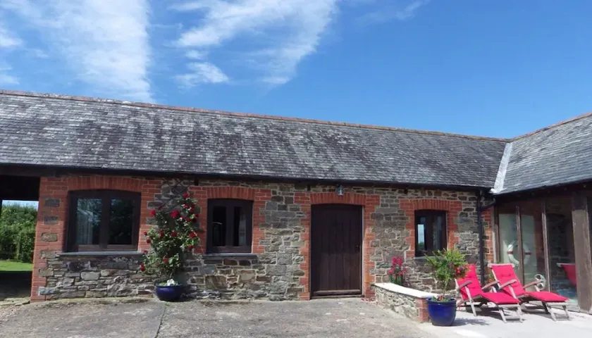 Bramble Cottage (Sleeps 5. 2 Bedrooms) Indoor heated pool and fishing lake - Image 1