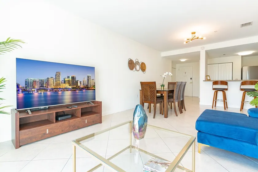 Lovely 2 bedrooms 2 bathrooms Apt, Sleeps 4, Split King bed, Free Parking, Pet OK - Image 1