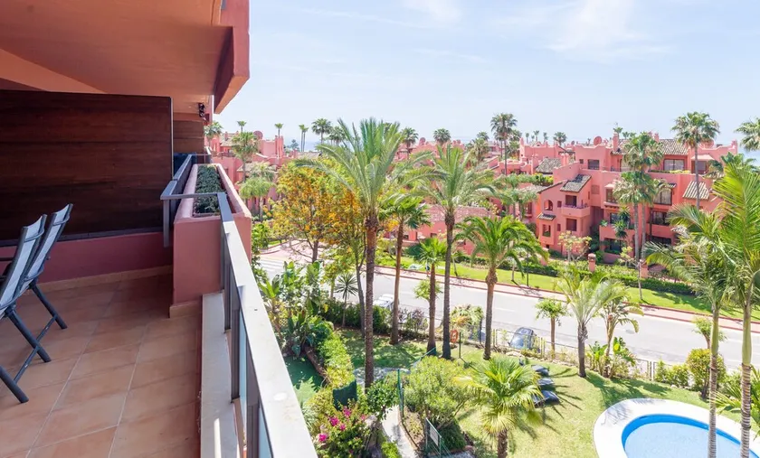 Beachside Apartment With Sea View - Image 1