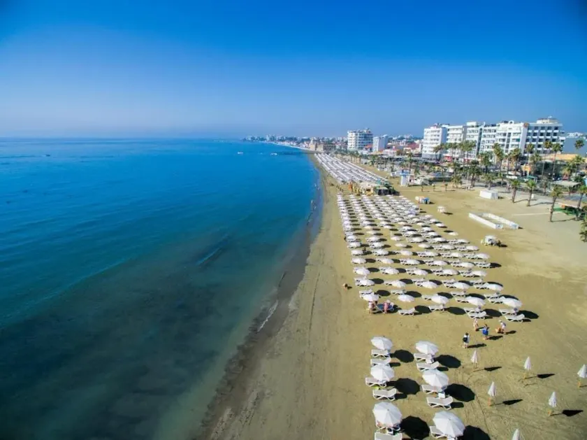 Les Palmiers Sunorama Beach Apartments - Image 1