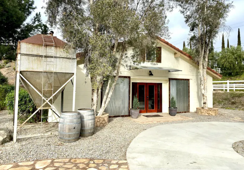 Luxury Horse Barndominium Country Getaway - Image 1