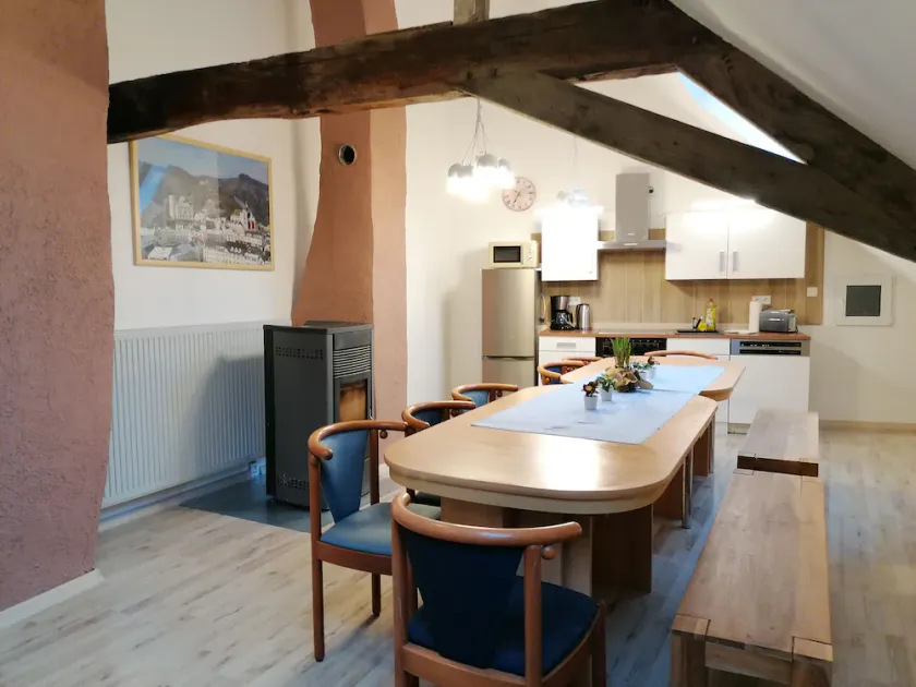 Large vacation home with 10 bedrooms and space for up to 22 guests - Image 1