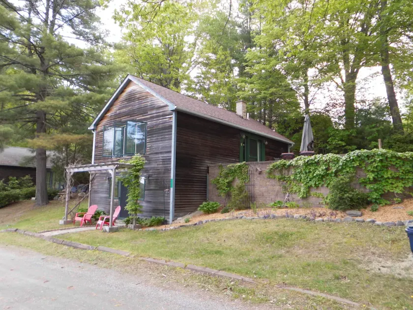 Beautifully appointed lake-view cottage with dock access - Image 1