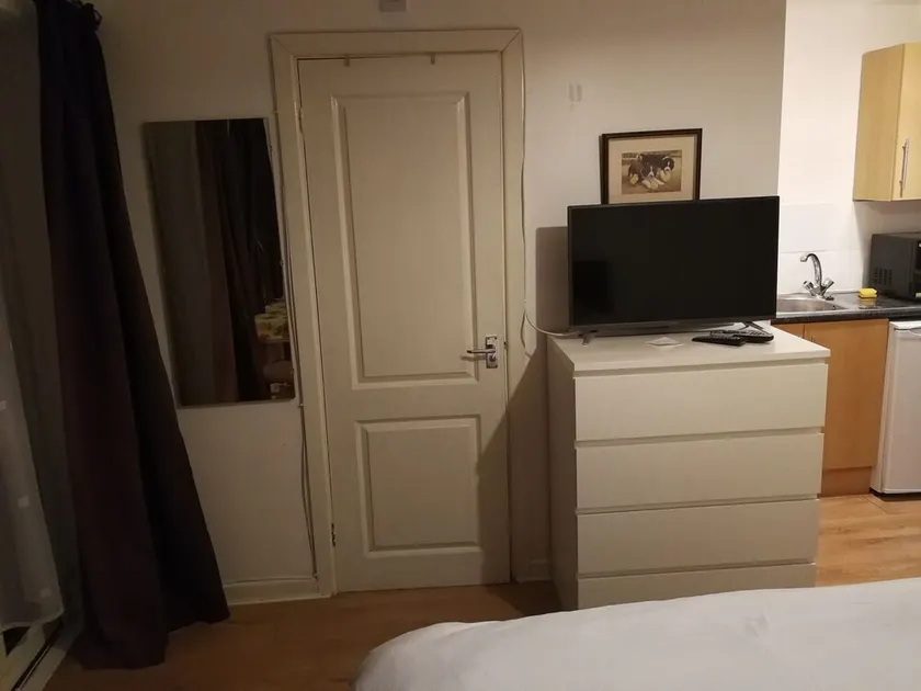Independent one bedroom apartment with its own private access - Image 1